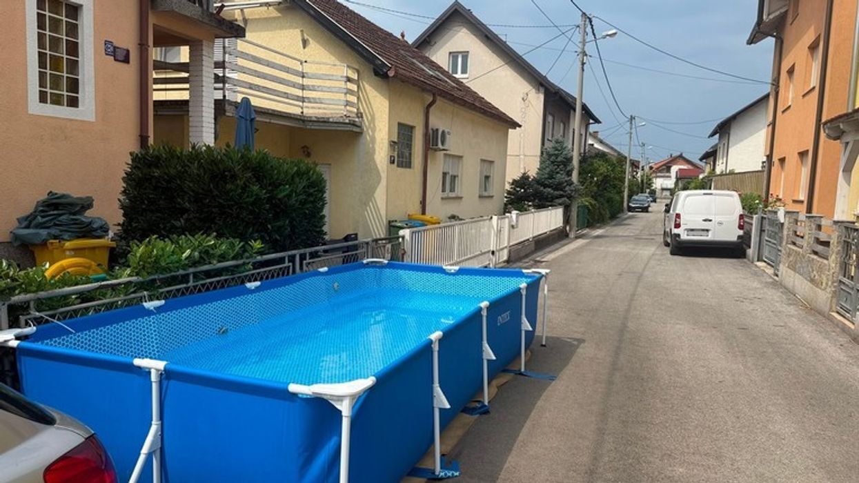 Gjyshja në Zagreb vendosë pishinën për nipërit e saj në rrugë, thotë se nuk kishte hapësirë në oborr Gjyshja në Zagreb vendosë pishinën për nipërit e saj në rrugë, thotë se nuk kishte hapësirë në oborr