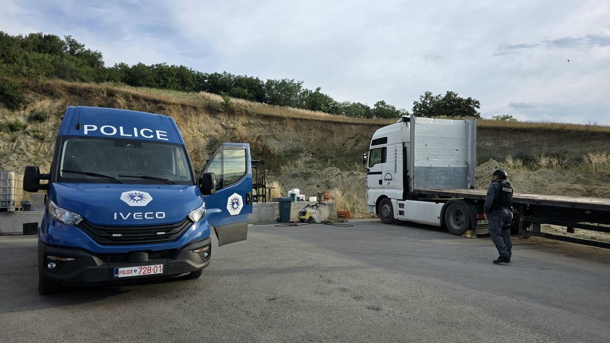 Detaje nga aksioni i sotëm, 9 persona të arrestuar - sekuestrohen 15 mijë euro dhe pesë autobotë të naftës Detaje nga aksioni i sotëm, 9 persona të arrestuar - sekuestrohen 15 mijë euro dhe pesë autobotë të naftës