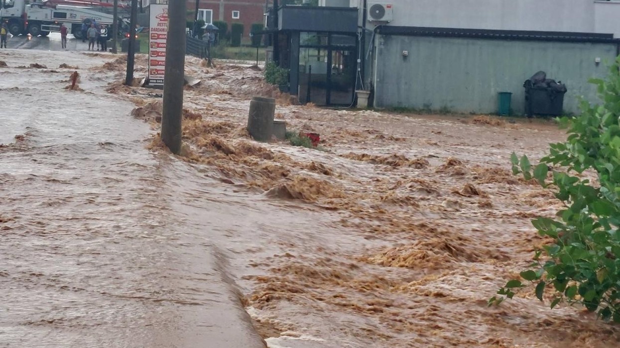 Bllokohet për qarkullim rruga magjistrale Ferizaj-Gjilan pas reshjeve të dendura të shiut