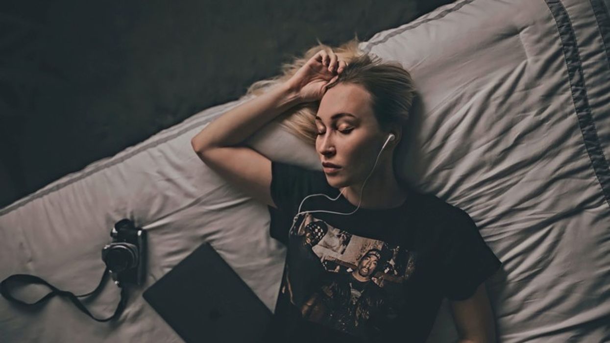 A flini me kufje? Këto janë rreziqet ndaj të cilave jeni të ekspozuar A flini me kufje? Këto janë rreziqet ndaj të cilave jeni të ekspozuar