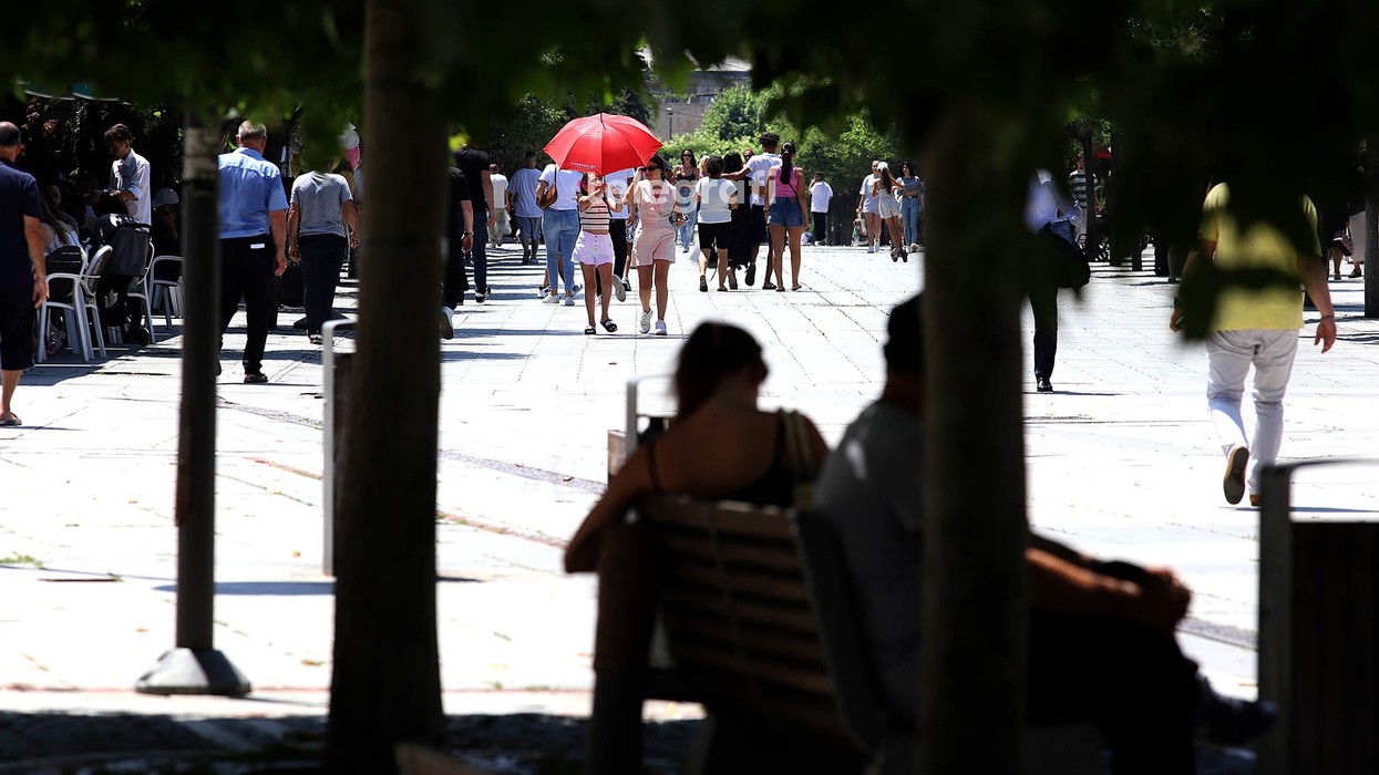 Temperaturat deri në 27 gradë, pasdite mundësi për shi