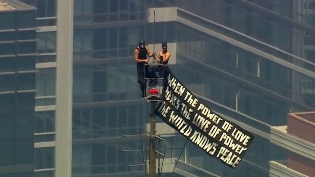 U ngjitën në majë të Empire State për të dhënë një mesazh, arrestohet çifti U ngjitën në majë të Empire State për të dhënë një mesazh, arrestohet çifti