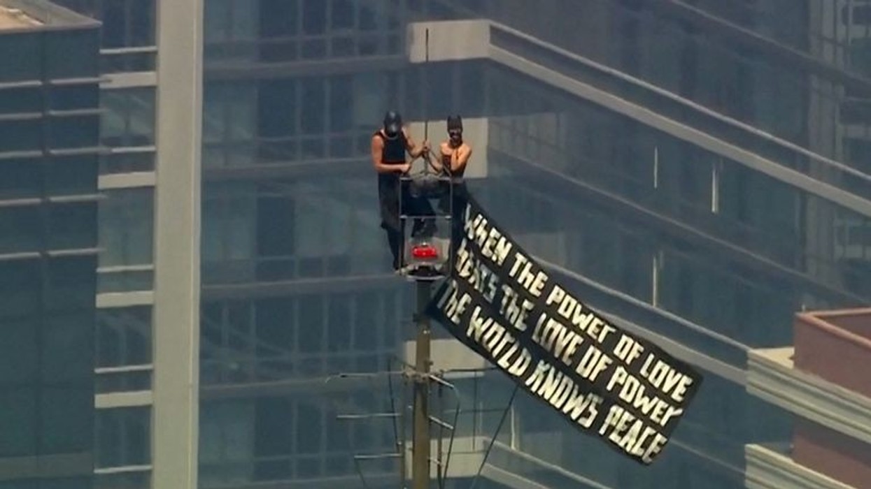 U ngjitën në majë të Empire State për të dhënë një mesazh, arrestohet çifti