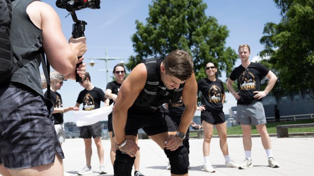 Me jelekun 9-kilogramësh veshur, amerikani thyen rekord Guinness Me jelekun 9-kilogramësh veshur, amerikani thyen rekord Guinness