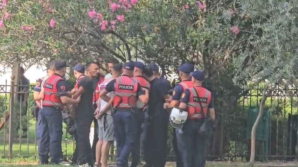 Tensione para Parlamentit, qëllohet drejt deputetëve, shoqërohen 5 persona, policia përdor spraj djegës Tensione para Parlamentit, qëllohet drejt deputetëve, shoqërohen 5 persona, policia përdor spraj djegës