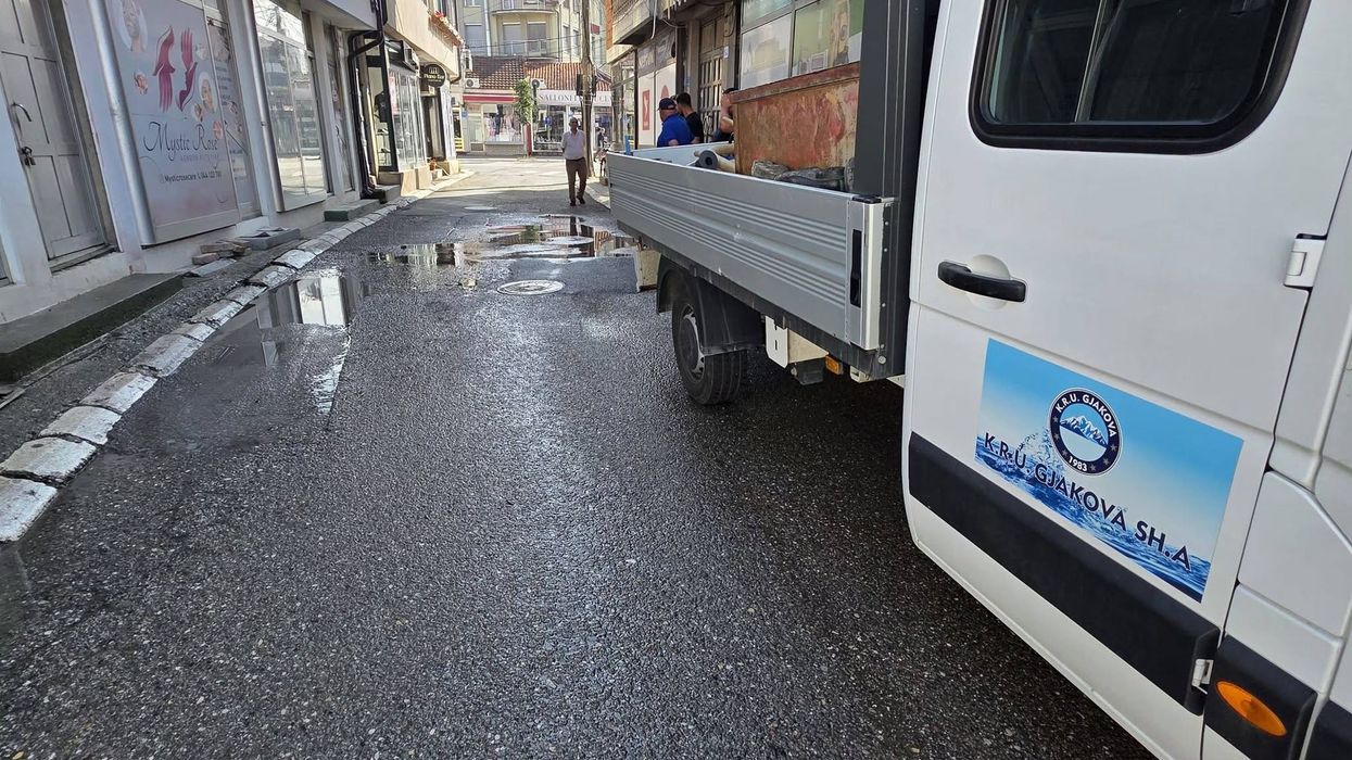 Një lagje në Gjakovë do mbete pa ujë për disa ujë shkaku i defektit në gypin kryesor Një lagje në Gjakovë do mbete pa ujë për disa ujë shkaku i defektit në gypin kryesor