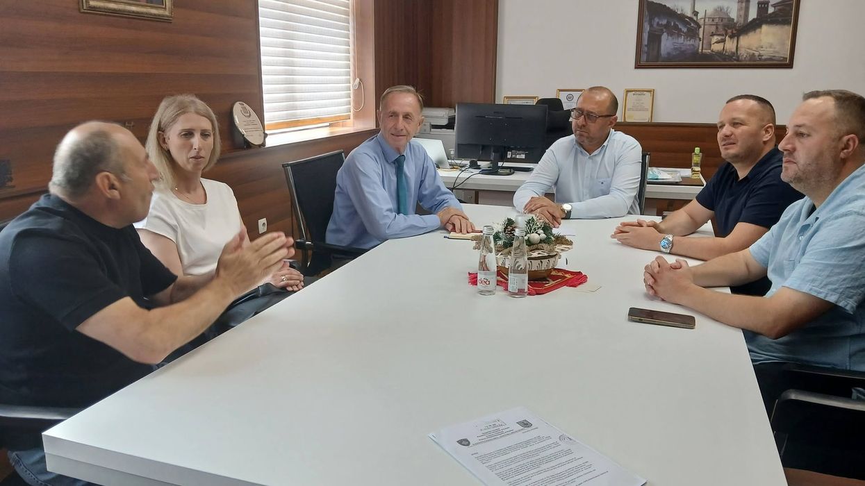 Zgjidhet ngërçi për punëtorët teknikë të shkollave në Prishtinë, premtohen paga dhe kontrata Zgjidhet ngërçi për punëtorët teknikë të shkollave në Prishtinë, premtohen paga dhe kontrata