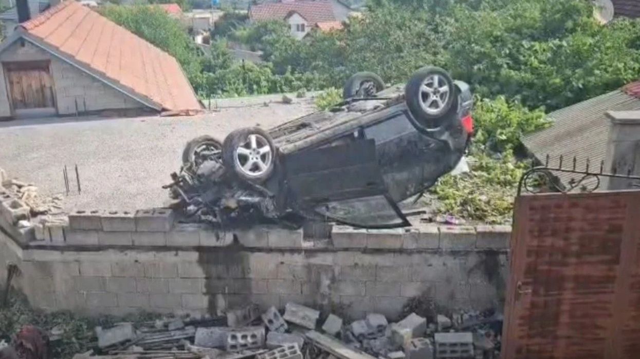 Vetura "fluturon” mbi një shtëpi në Bicaj të Kukësit, tre të lënduar Vetura