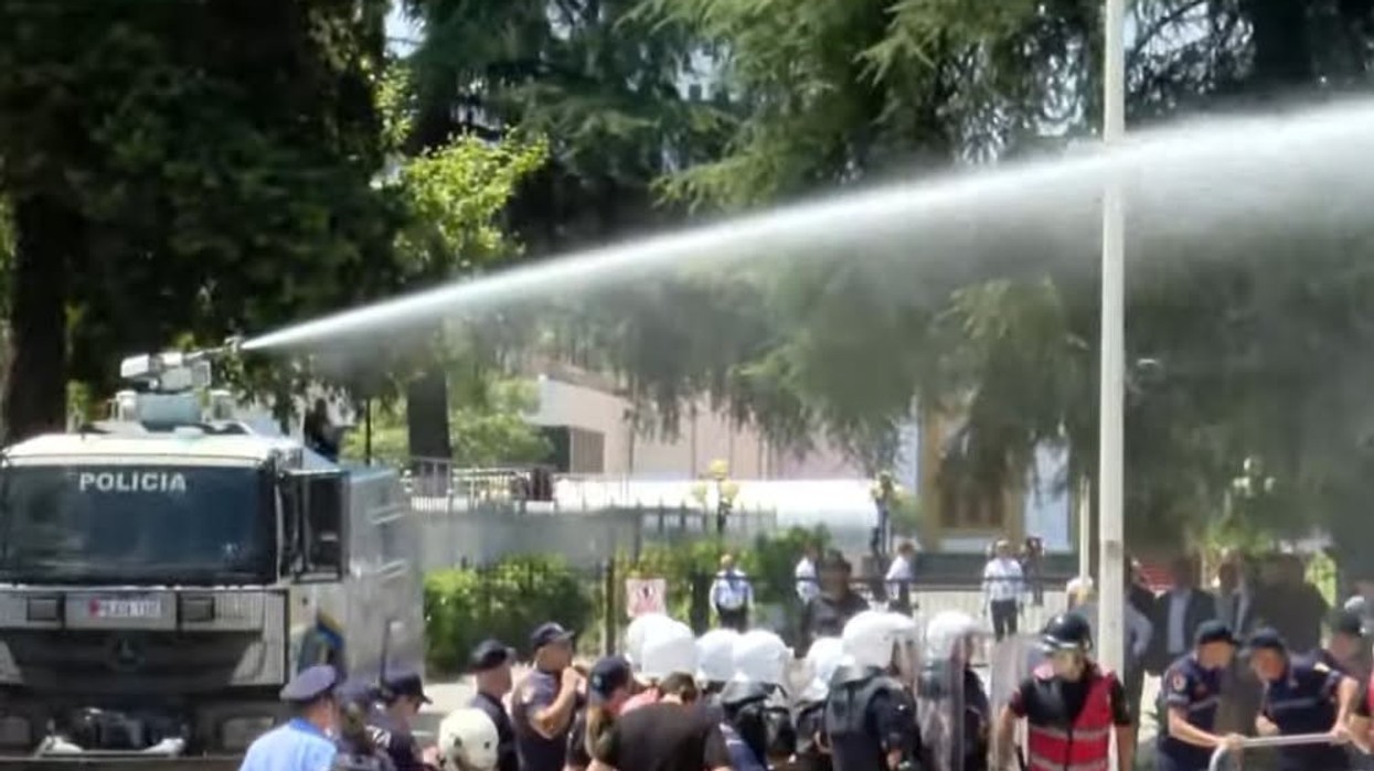 Policia shpërndan protestuesit me ujë dhe gaz lotsjellës në Tiranë, disa të arrestuar
