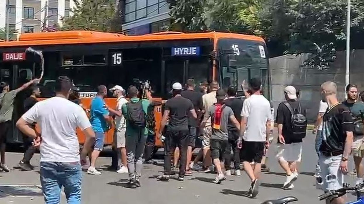 Protestuesit përplasen me faturinon dhe shoferin e autobusit në Tiranë Protestuesit përplasen me faturinon dhe shoferin e autobusit në Tiranë