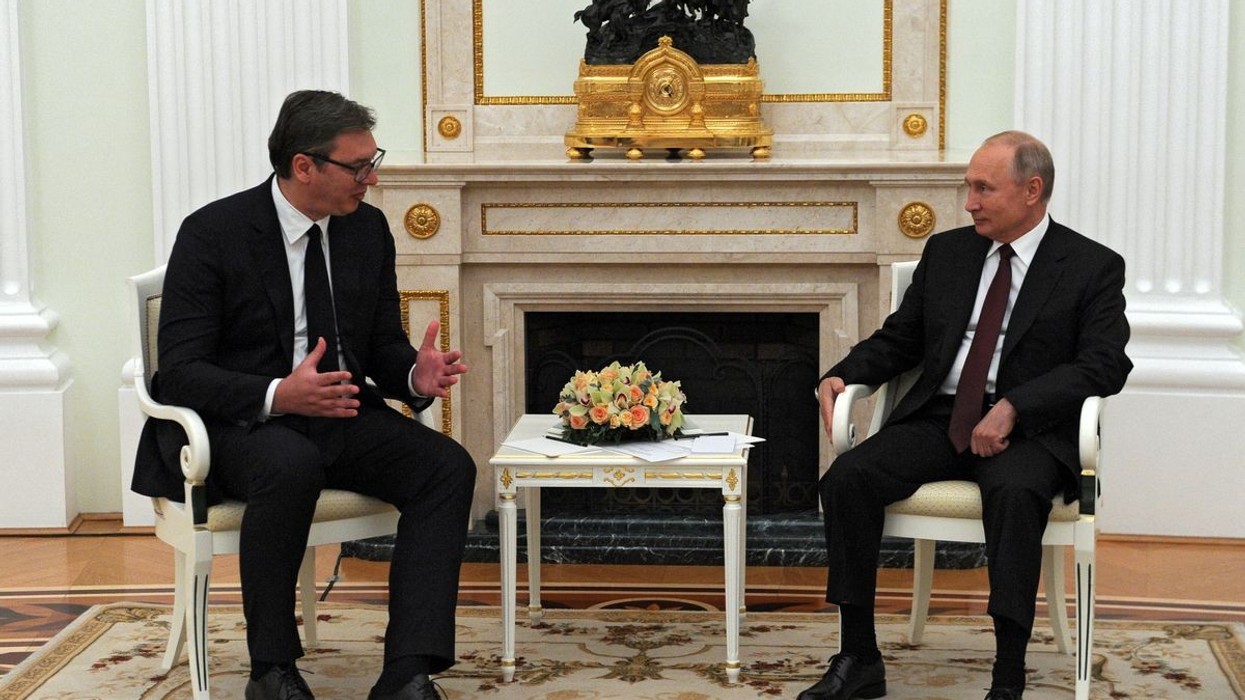 Gazeta zvicerane: Vuçiq u premton qytetarëve miliona euro për të vazhduar të qeverisë, ashtu si idhulli i tij Putin