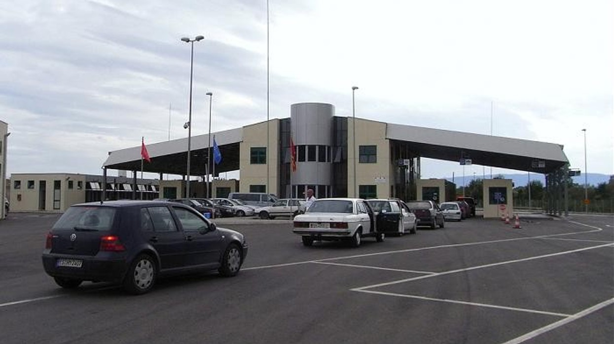Kishte fshehur një tajlandeze në valixhe për ta kaluar jashtë vendit, arrestohet 26-vjeçari në Muriqan