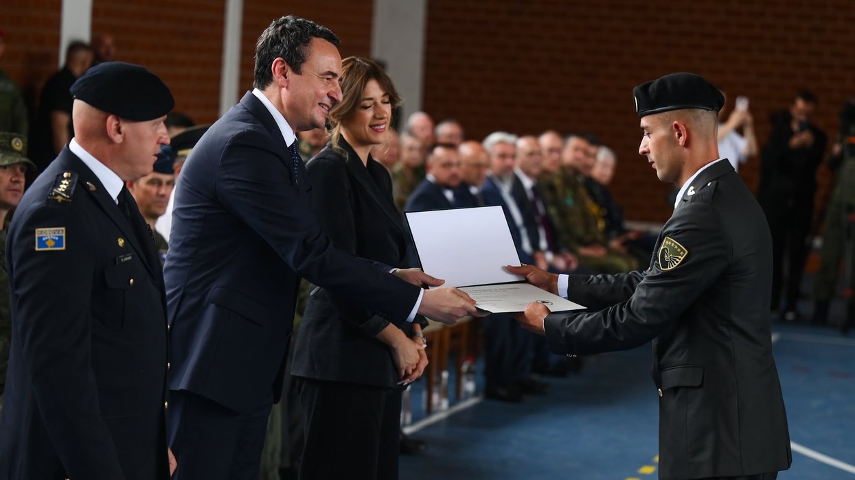 12 kadetë diplomojnë si oficerë të FSK-së, Haxhiu e Kurti: Do të udhëhiqni ushtrinë e së ardhmes me përgjegjësi