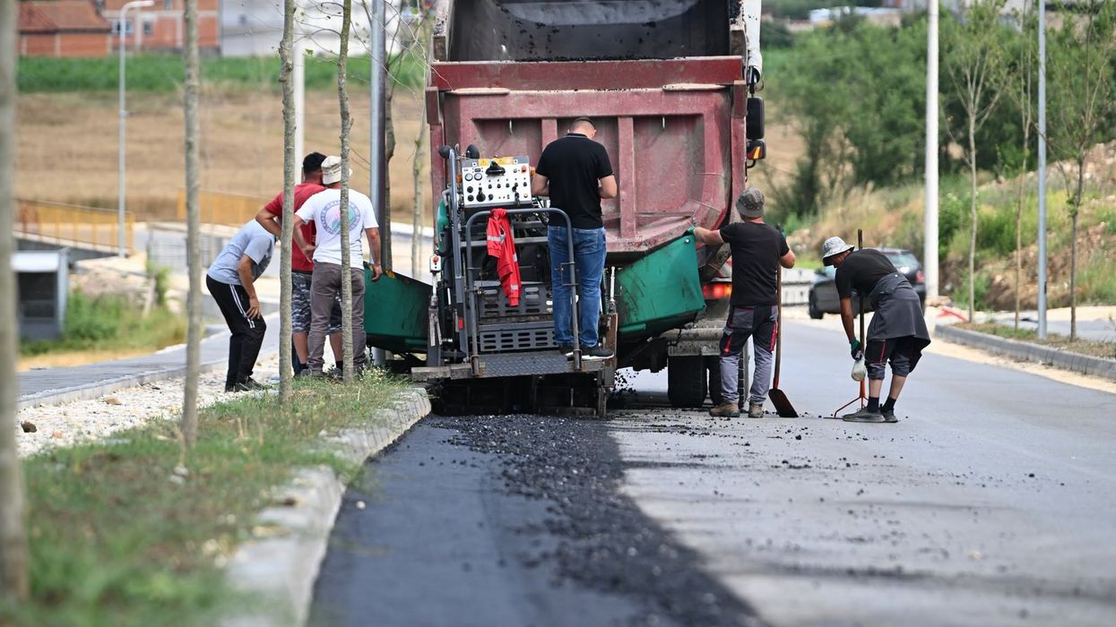 Fillojnë punimet për asfaltimin e shtigjeve për këmbësorë dhe biçikleta përgjatë rrugës së tranzitit Podujevë–Merdare Fillojnë punimet për asfaltimin e shtigjeve për këmbësorë dhe biçikleta përgjatë rrugës së tranzitit Podujevë–Merdare