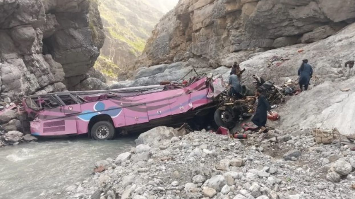 Tragjedi në Pakistan - autobusi bie në një humnerë, dhjetëra të vdekur Tragjedi në Pakistan - autobusi bie në një humnerë, dhjetëra të vdekur