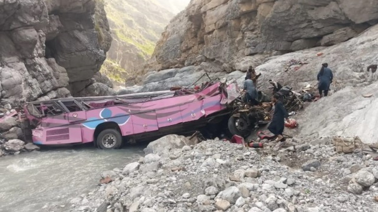Tragjedi në Pakistan - autobusi bie në një humnerë, dhjetëra të vdekur