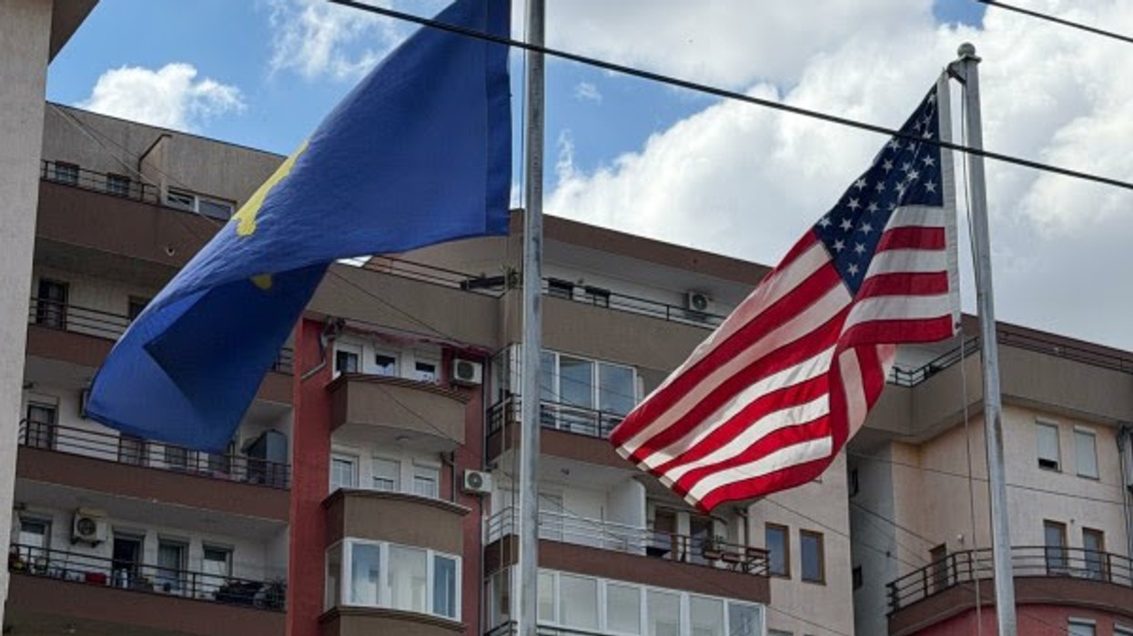 Nga oborri i një xhamie në Prishtinë valëvitet flamuri amerikan, Maliqi: Faleminderit Amerikë