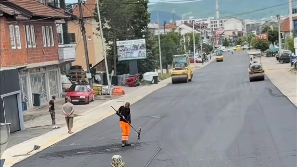Në Obiliq nis asfaltimi i segmentit 450 metra
