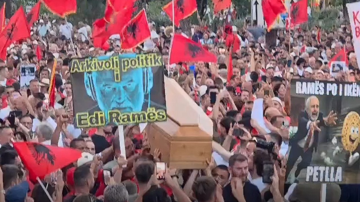 Protestuesit në Shqipëri sjellin arkivol para kryeministrisë