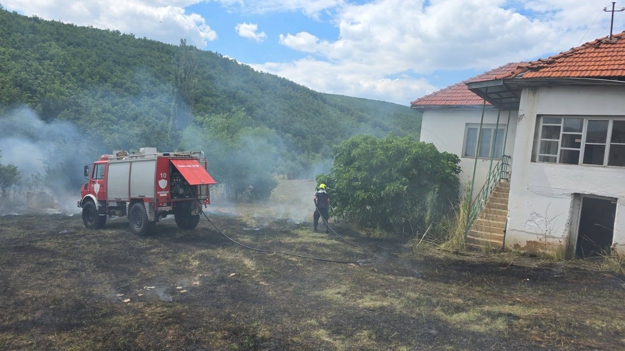 Zjarr në Ballancë të Vitisë, erërat e forta rrisin rrezikun e përhapjes së flakëve