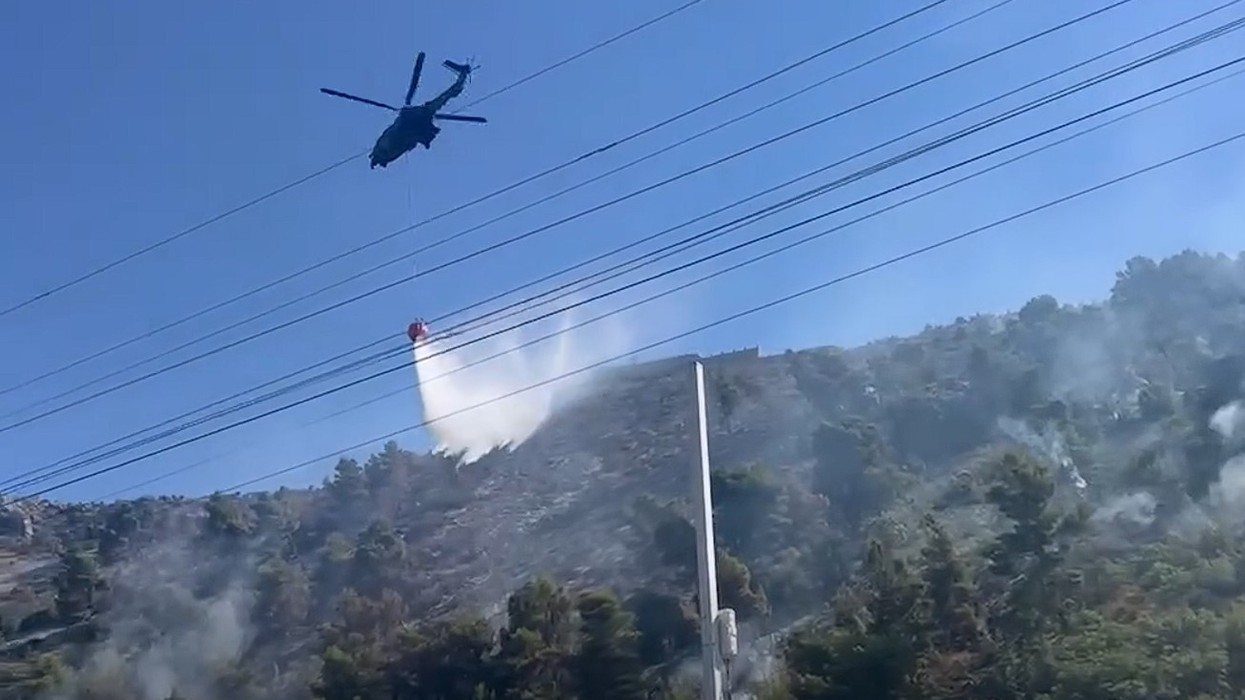Ministria e Mbrojtjes: 16 vatra zjarri në disa qarqe të Shqipërisë janë nën kontroll, 5 ende aktive
