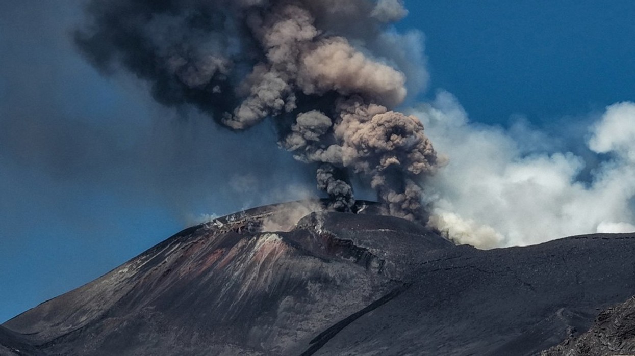 Shpërthen vullkani Etna, re e madhe hiri mbi Sicili