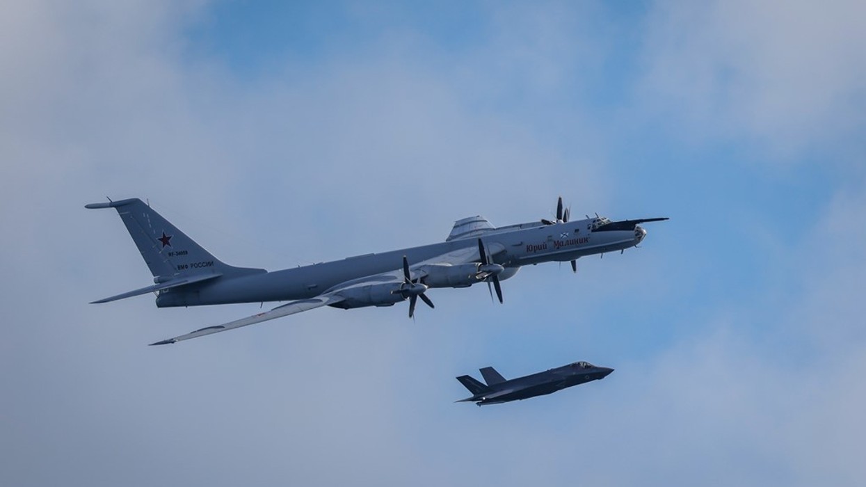 Aeroplanët luftarakë të Britanisë interceptojnë një aeroplan rus