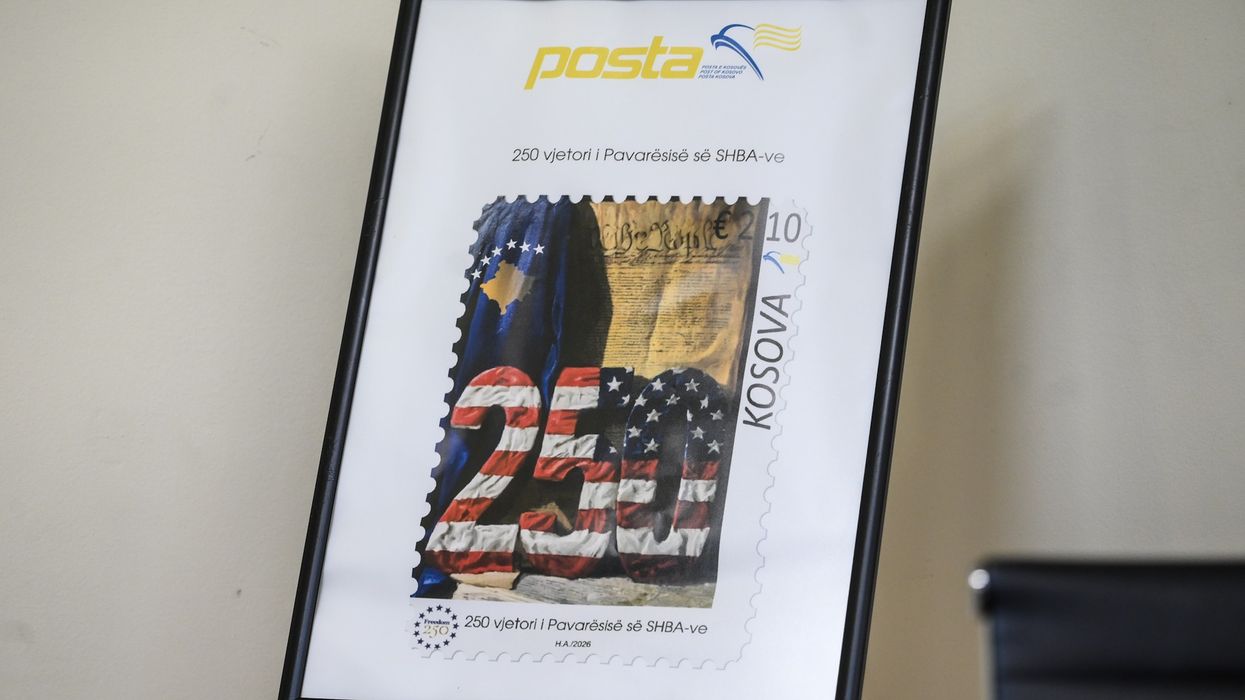 Kosova nderon 250-vjetorin e Pavarësisë së SHBA-së me pullë postare Kosova nderon 250-vjetorin e Pavarësisë së SHBA-së me pullë postare
