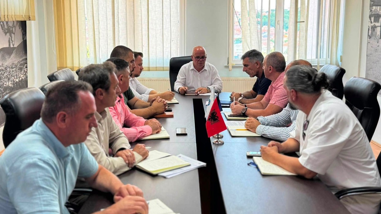 Problemet me ujin në Rahovec, Latifi takon drejtuesit e KRU “Gjakova”
