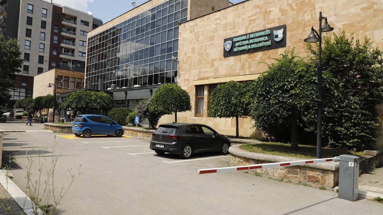 Peci: Mërgimtarët do të kenë parking falas në hapësirat komunale në Mitrovicë