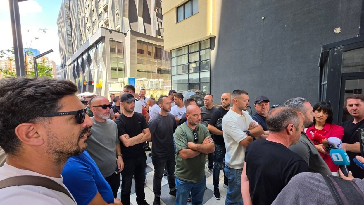 Punëtorët e “Prishtina Parking” protestojnë për pagat, paralajmërojnë ndërprerje të punës