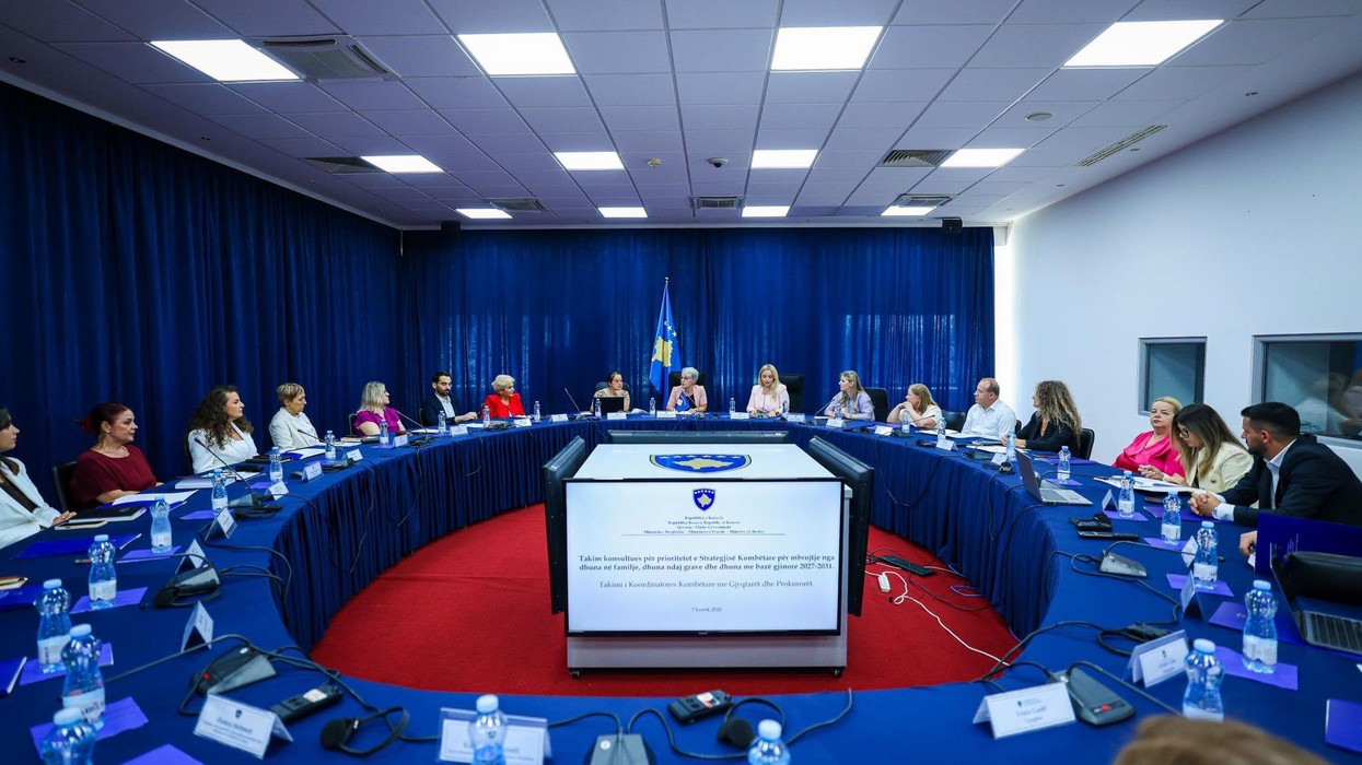 Gërvalla takohet me gjyqtarë e prokurorë, bisedojnë për mbrojtjen e viktimave të dhunës në familje dhe dhunës ndaj grave