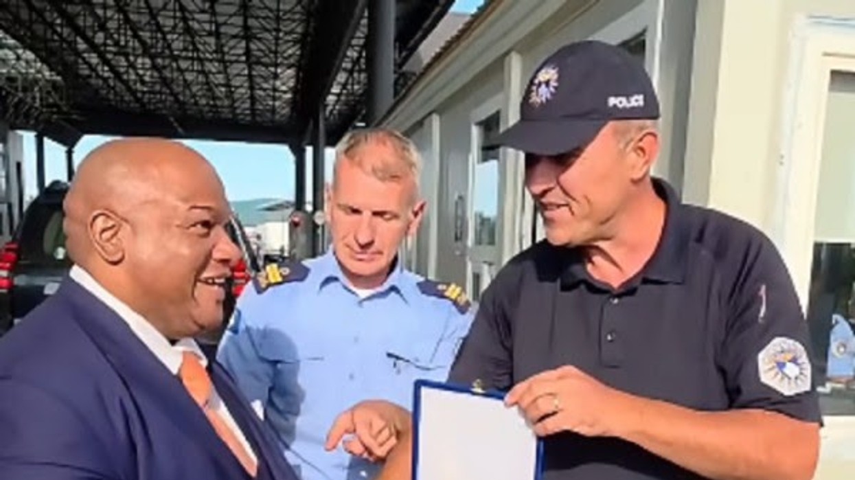Policët kosovarë i çojnë të fala Trumpit, i japin dhurata pastorit amerikan