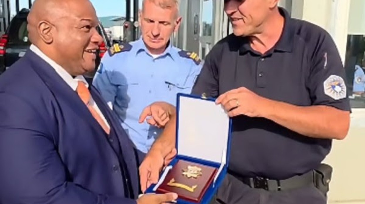 Policët kosovarë i çojnë të fala Trumpit, i japin dhurata pastorit amerikan