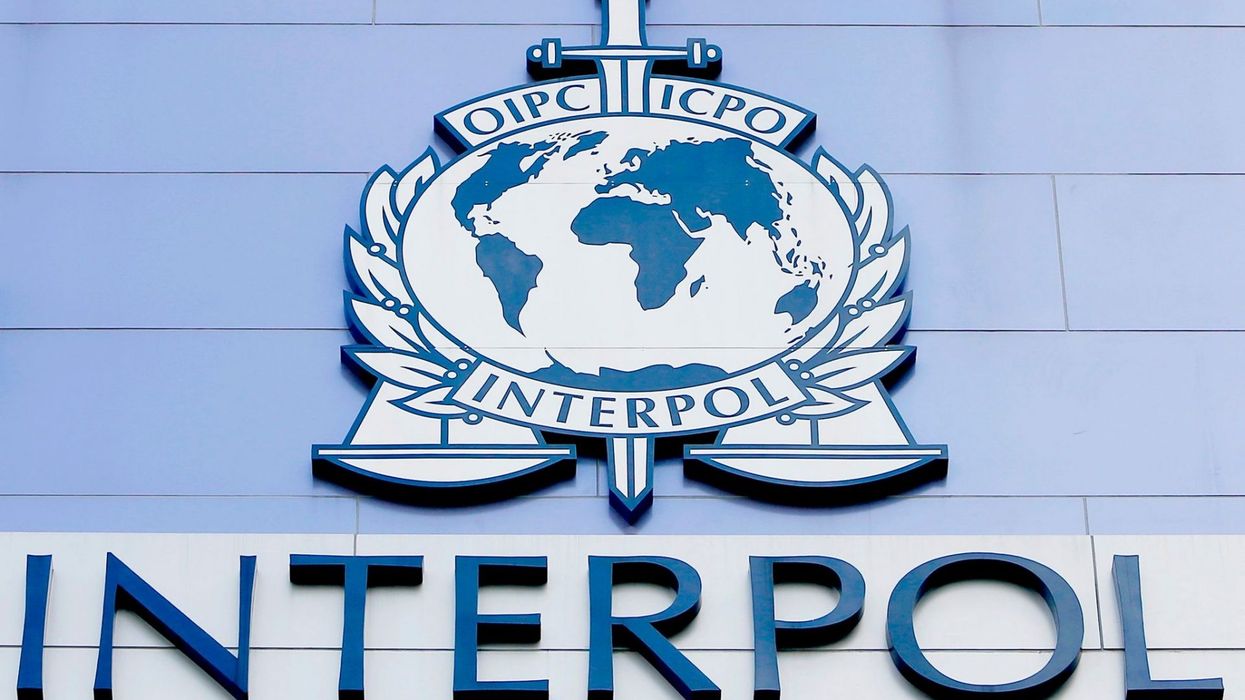 Ekstradohet nga Hungaria në Kosovë një person i kërkuar me urdhër-arrest ndërkombëtar Ekstradohet nga Hungaria në Kosovë një person i kërkuar me urdhër-arrest ndërkombëtar