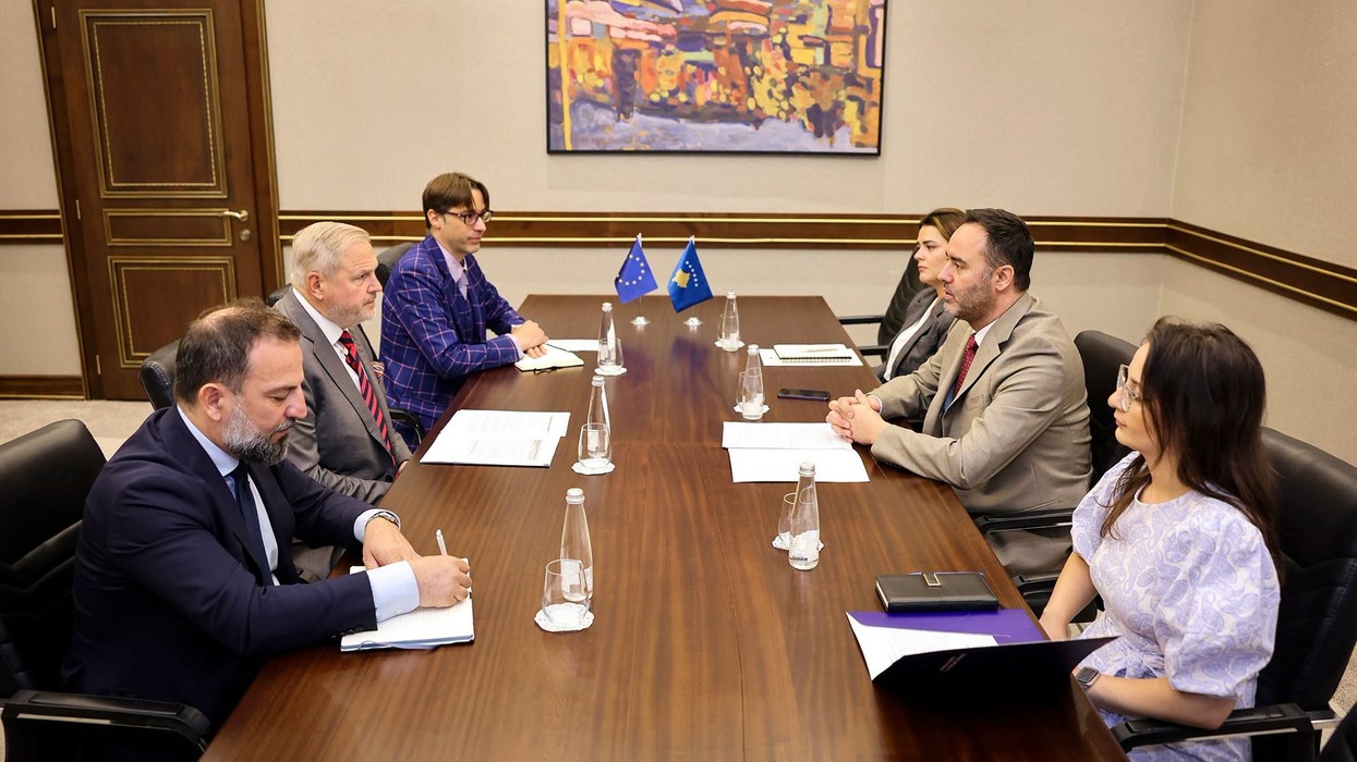 Konjufca takohet me raportuesin e Parlamentit Evropian për Kosovën, diskutohet integrimi në BE