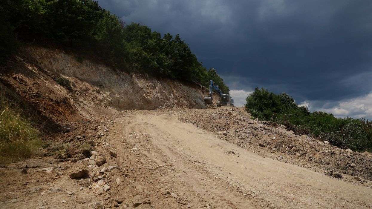 Vijojnë punimet në rrugen kryesore te Parku Rekreativ "Pishat" në Sllatinë Vijojnë punimet në rrugen kryesore te Parku Rekreativ
