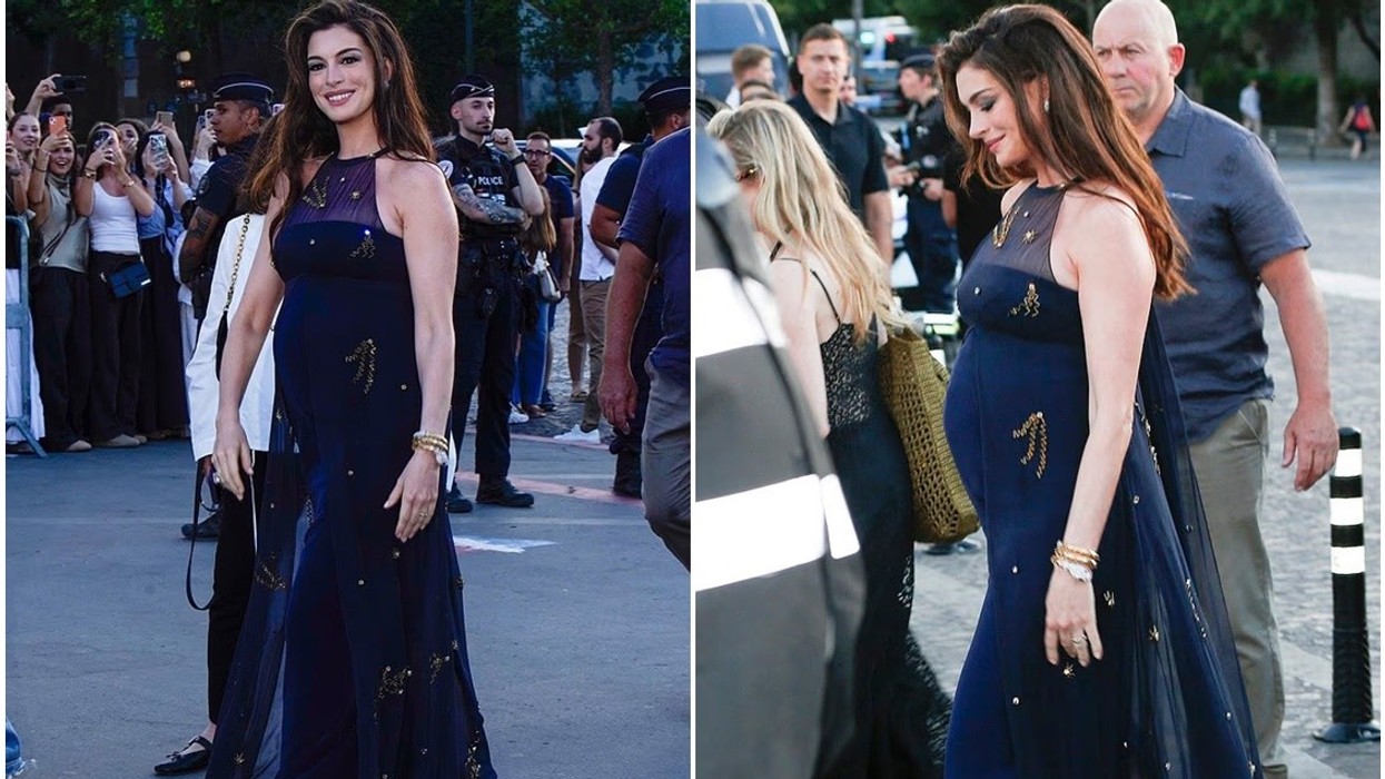 Anne Hathaway shfaq barkun e rrumbullakosur me një fustan blu të errët në premierën e The Odyssey në Paris