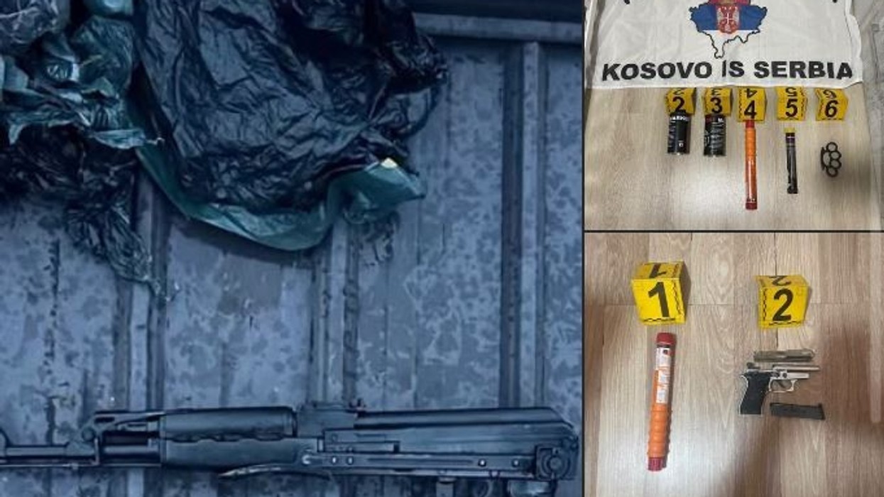 Sekuestrohen armë e fishekë në Leposaviq, Policia gjen edhe flamuj me mbishkrime nacionaliste