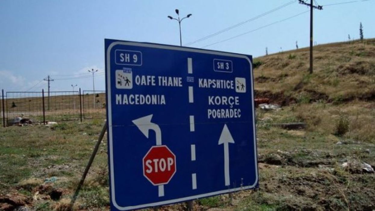 Reagon Dogana e Shqipërisë: Tre zyrtarët e VLEN-it mund të kalonin lirshëm, por kanë preferuar të kthehen dhe mos kalojnë kufirin Reagon Dogana e Shqipërisë: Tre zyrtarët e VLEN-it mund të kalonin lirshëm, por kanë preferuar të kthehen dhe mos kalojnë kufirin