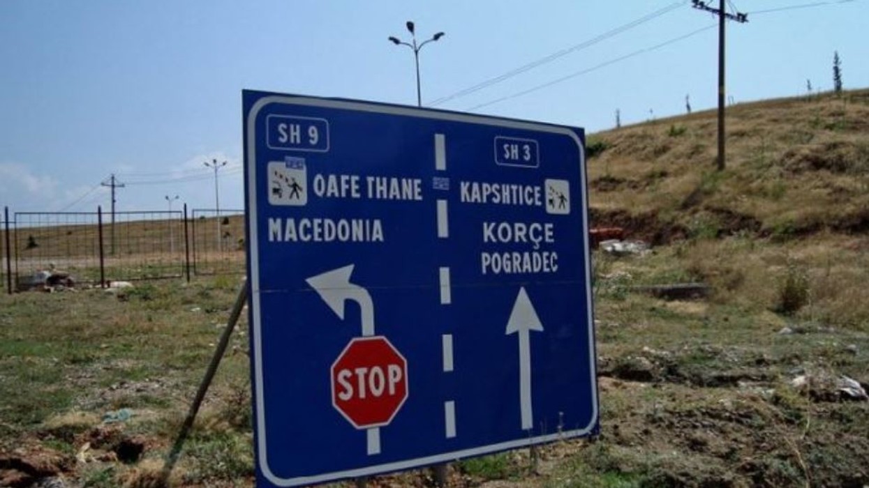Reagon Dogana e Shqipërisë: Tre zyrtarët e VLEN-it mund të kalonin lirshëm, por kanë preferuar të kthehen dhe mos kalojnë kufirin