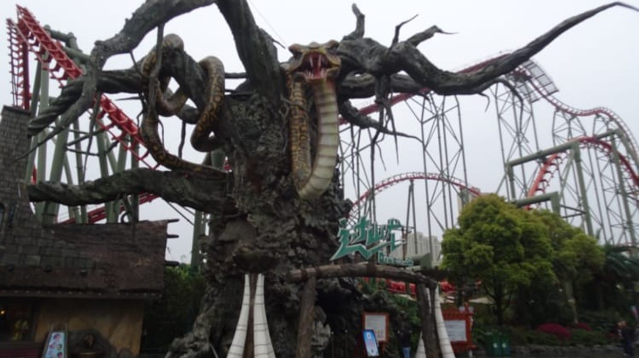 Ky “rollercoaster” 4D pretendohet se ofron një nga udhëtimet më të frikshme në botë