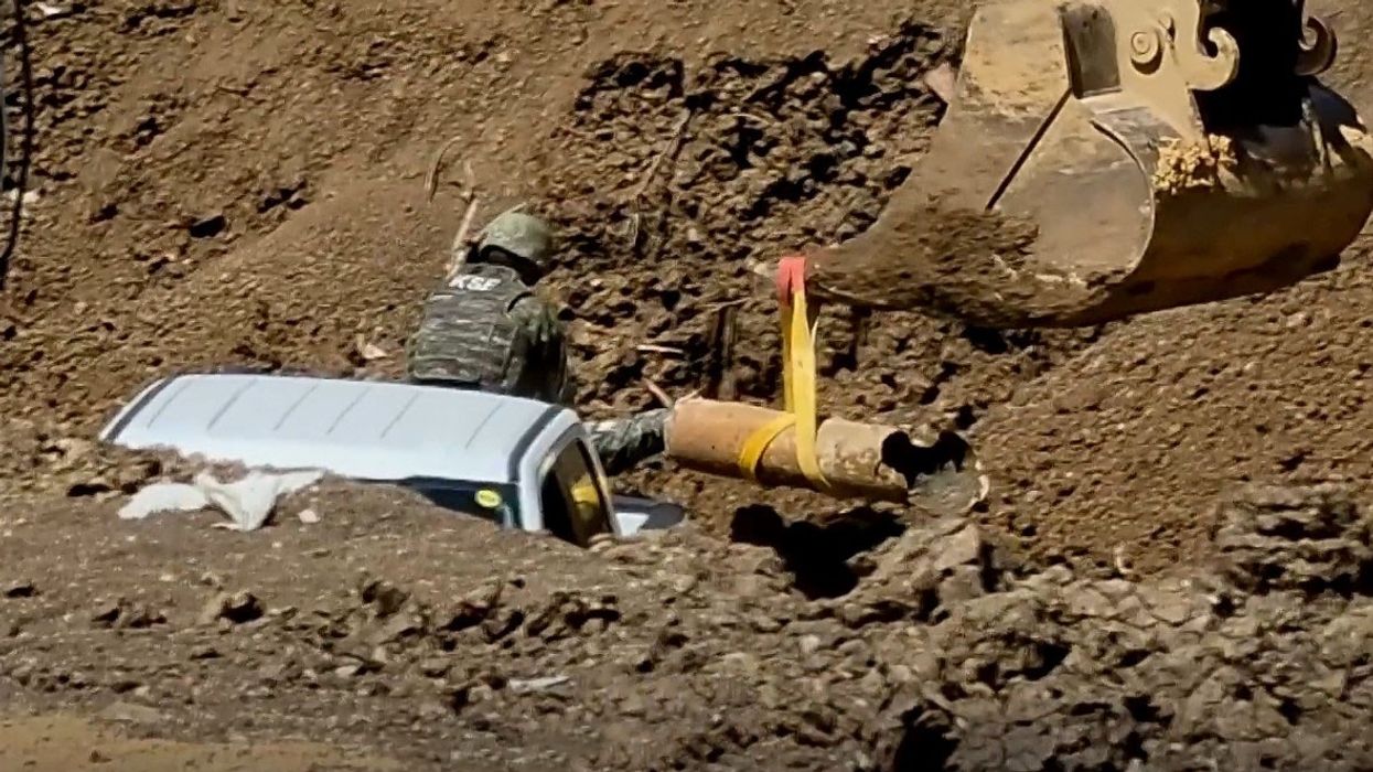 Deminerët e FSK-së nxjerrin raketën e NATO-s në Prishtinë, dyshohet se ka edhe të tjera Deminerët e FSK-së nxjerrin raketën e NATO-s në Prishtinë, dyshohet se ka edhe të tjera