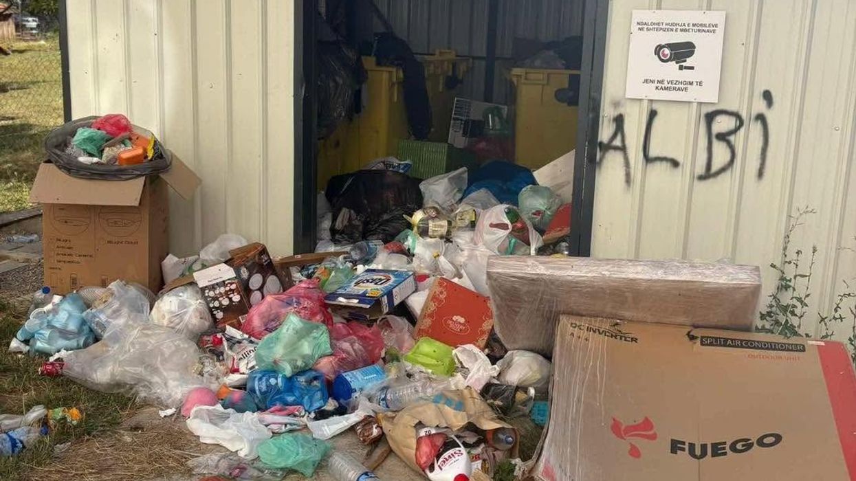 Banorët ankohen për moslargimin e mbeturinave në rrugën “Hajrulla Zymi” në Fushë Kosovë Banorët ankohen për moslargimin e mbeturinave në rrugën “Hajrulla Zymi” në Fushë Kosovë