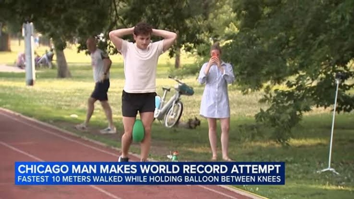 Një mënyrë e pazakontë për të thyer rekord, amerikani ecën me balonë mes gjunjëve