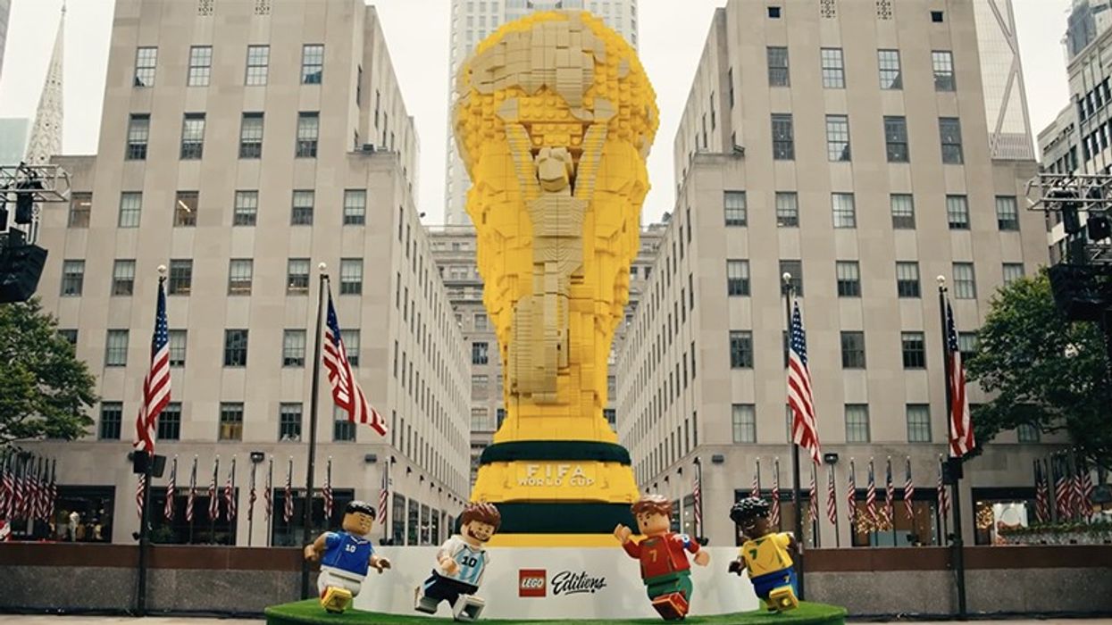 Lego ndërton trofeun gjigant të Kampionatit Botëror me 1.3 milionë tulla Lego ndërton trofeun gjigant të Kampionatit Botëror me 1.3 milionë tulla
