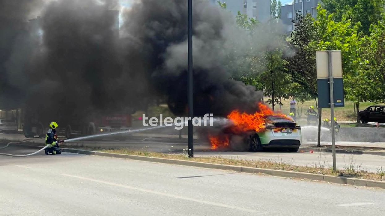 Digjet një veturë në Prishtinë, zjarrëfikësit në vendngjarje Digjet një veturë në Prishtinë, zjarrëfikësit në vendngjarje