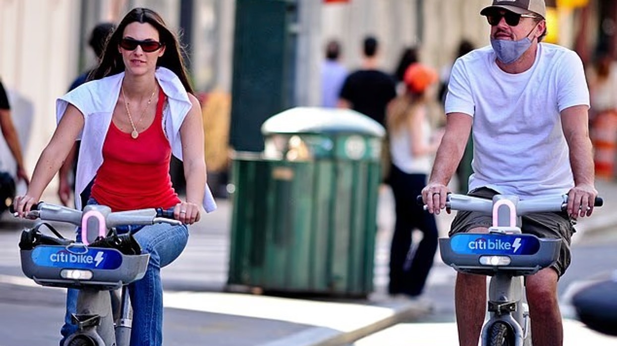 Leonardo DiCaprio dhe e dashura e tij Vittoria Ceretti shijojnë një shëtitje romantike me biçikletë gjatë një daljeje të rrallë në New York