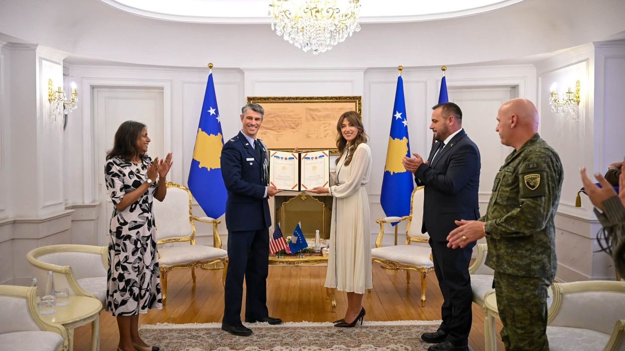 Haxhiu dekoron me Medalje Presidenciale Ushtarake kolonelin A. J. Berg për kontributin e tij në Kosovë Haxhiu dekoron me Medalje Presidenciale Ushtarake kolonelin A. J. Berg për kontributin e tij në Kosovë
