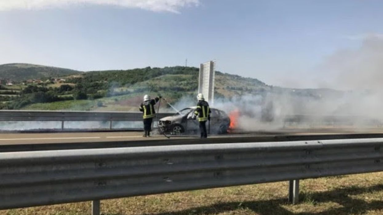Dyshohet për zjarrvënie të qëllimshme në Veri, digjet një veturë - dëmtohen tri të tjera Dyshohet për zjarrvënie të qëllimshme në Veri, digjet një veturë - dëmtohen tri të tjera